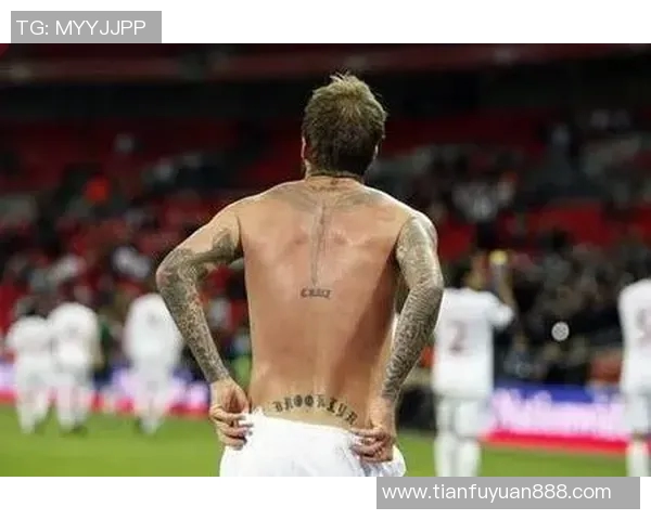 足球明星独特纹身眼睛图案解析与背后故事分享